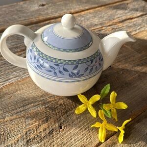 Royal Doulton Expressions Rivoli Tea Pot Fine China